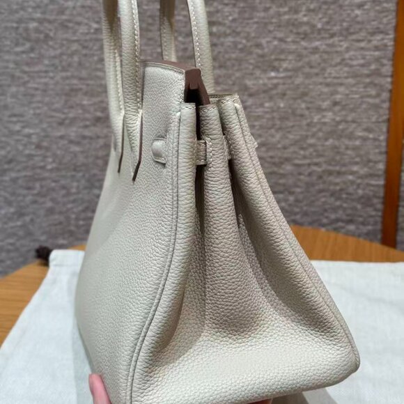 Classic Hermes Bag: A Stylish and Versatile Choice for Elegance - Picture 5 of 6